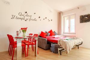 a living room with a couch and a table at Lele Home Bilocale nel centro città 900m dalla stazione in Lissone