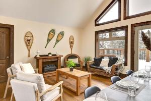 Posezení v ubytování Front RIVER private BEACH 2 HOT TUBS 15 p SAUNA