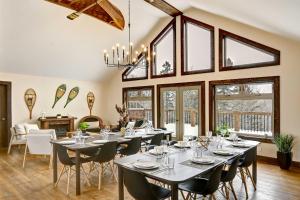 Fotografie z fotogalerie ubytování Front RIVER private BEACH 2 HOT TUBS 15 p SAUNA v destinaci Labelle + 85 fotografií