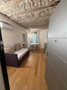 レッコにあるMares Lakeの部屋にベッドとテーブルがある寝室