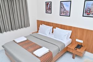 Postel nebo postele na pokoji v ubytování Hotel Sai Sneha