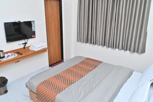 TV a/nebo společenská místnost v ubytování Hotel Sai Sneha + 36 fotografií