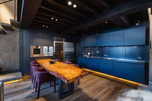 een eetkamer met een houten tafel en paarse stoelen bij Strozzi Luxury View, RE Apartments Collection in Florence