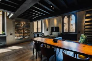 een eetkamer met een grote houten tafel en stoelen bij Strozzi Luxury View, RE Apartments Collection in Florence