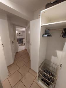 un couloir menant à une chambre avec placard dans l'établissement Warszawa Śródmieście Solec, à Varsovie