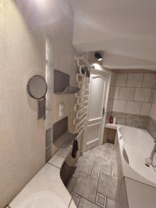 une salle de bain avec une baignoire, des toilettes et un lavabo dans l'établissement Warszawa Śródmieście Solec, à Varsovie