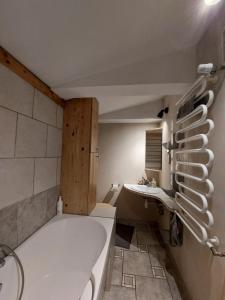 une salle de bain avec toilettes et lavabo dans l'établissement Warszawa Śródmieście Solec, à Varsovie