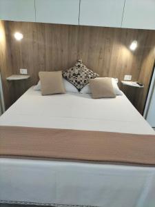 Postel nebo postele na pokoji v ubytování Lugore Room