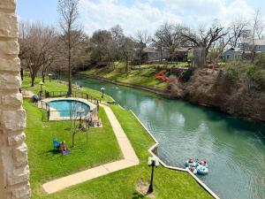 Πισίνα στο ή κοντά στο Riverfront condo downtown newbraunfels