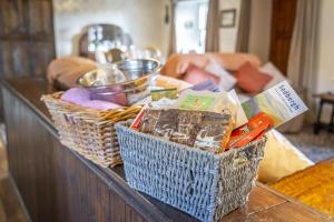 due cestini su un tavolo con sopra del cibo di Drawell Cottage - Situated on a working farm a Sedbergh Altre 10 foto