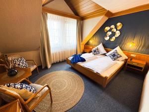 Postel nebo postele na pokoji v ubytování Hotel Gülser Weinstube