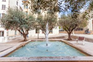 una fuente en medio de una calle con árboles en Daumas 4 - Charme & Elégance, en Toulon
