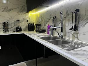 a kitchen with a sink and a counter at CASA ALTO PADRÃO - CoP30 in Belém +53 photos