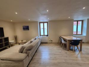 ブール・サン・モーリスにあるT4 BOURGEAT - Superbe appartement 5 pers - Centre villeのソファとテーブルのあるリビングルーム +2枚の写真