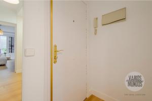 a room with a door with a sign on it at Tu balcón en Madrid para 3, Carretas 25 in Madrid