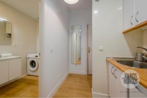 a white kitchen with a sink and a washing machine at Tu balcón en Madrid para 3, Carretas 25 in Madrid