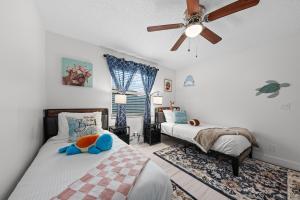 Ένα ή περισσότερα κρεβάτια σε δωμάτιο στο Sweet Pink HouseCozy Winter Stay Near Beach-Parks