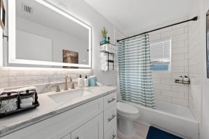 Ένα μπάνιο στο Sweet Pink HouseCozy Winter Stay Near Beach-Parks +14 φωτογραφίες