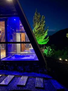 un jacuzzi assis dans une fenêtre la nuit dans l'établissement Retiro Empíreo, à Nova Petrópolis