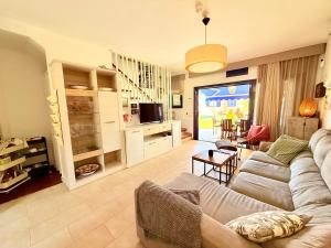 un salon avec un canapé et une table dans l'établissement Cozy Corner Close to Beach, Golf and Shopping, à San Bartolomé