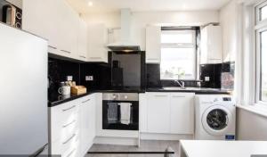 Kuchyň nebo kuchyňský kout v ubytování Central Swindon Comfort - 2 bed apart, high speed wifi, parking