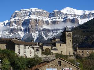 eine Burg vor einem schneebedeckten Berg in der Unterkunft Hotel Ballarin in Torla-Ordesa