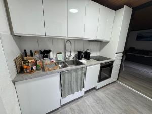 Blue Sky Apartments的厨房或小厨房