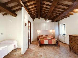 a bedroom with a bed and a wooden ceiling at Casa Paradiso - Assisi in Assisi