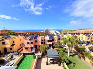 - une vue aérienne sur une ville avec des bâtiments et l'océan dans l'établissement Cozy Corner Close to Beach, Golf and Shopping, à San Bartolomé