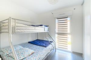 a bedroom with a bunk bed and a window at Super appartement, la Guérinière à Noirmoutier in La Guérinière