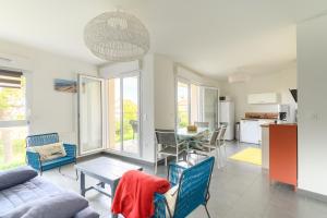 a living room with a couch and a table at Super appartement, la Guérinière à Noirmoutier in La Guérinière