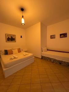 Un dormitorio con dos camas en una habitación. en Restaurant-KALAJA, en (( Bokaj ))