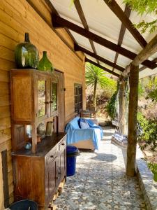 Posezení v ubytování Unique Tiny House with Natural Building Techniques