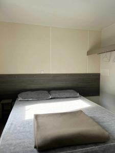 Rúm í herbergi á Camping 2 étoiles - ccbabhg