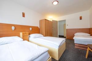 Ένα ή περισσότερα κρεβάτια σε δωμάτιο στο Sport Hotel Gejzirpark
