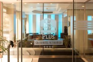 una vetrata con il miglior cartello occidentale di Best Western Plus Grand Hotel Victor Hugo a Lussemburgo
