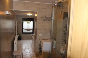 Koupelna v ubytování Ferienhaus Schneider + 13 fotografií