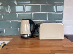 Eine Kaffeemaschine und ein Toaster stehen auf der Küchentheke. in der Unterkunft Vincent in Ballybogy