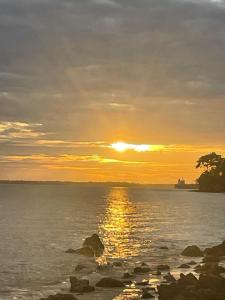 贝伦Luz de Maria的岩石上方的日落