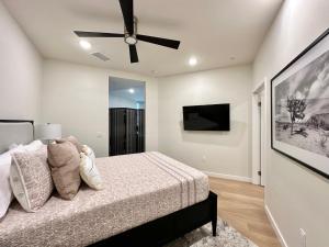 Nimitz Crossing Luxury Residences客房内的一张或多张床位