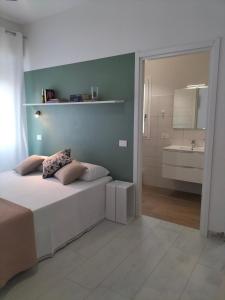 Postel nebo postele na pokoji v ubytování Lugore Room