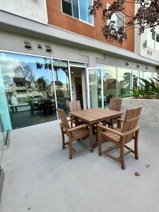 Nimitz Crossing Luxury Residences的阳台或露台