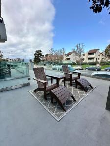 Nimitz Crossing Luxury Residences的阳台或露台