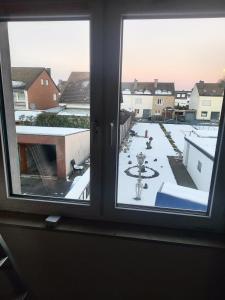 een open raam met uitzicht op een binnenplaats bij Casa Ilona in Düren - Eifel