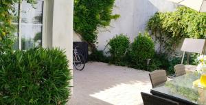 a bike parked next to a building with a patio at île de Ré , maison de ville typique rétaise au Bois-Plage in Le Bois-Plage-en-Ré
