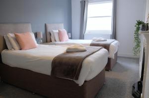 Postel nebo postele na pokoji v ubytování Spacious Georgian 3bedroom Apartment- 10 minute walk to the River Avon, Roman Baths and Bath Abbey + 23 fotografií