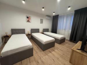 米哈洛夫采Apartmán Michalovce so súkromným parkingom的一间有两张床和一台电视的房间