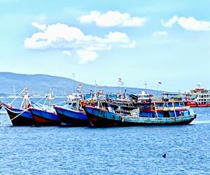 外南梦Kasih HomeStay Banyuwangi Mount Ijen Crater的一群坐在水中的船