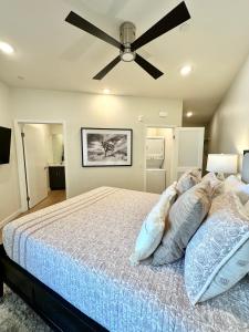 Nimitz Crossing Luxury Residences客房内的一张或多张床位