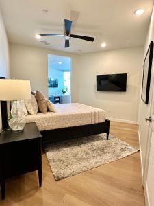 Nimitz Crossing Luxury Residences的电视和/或娱乐中心